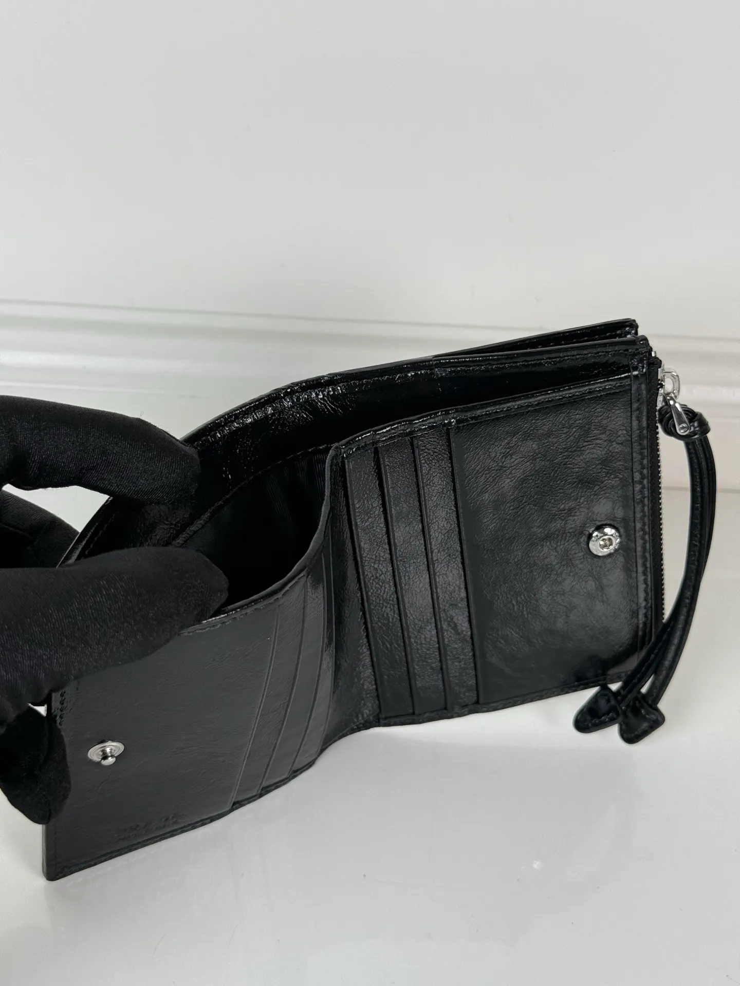 💰440, P Home ➡️ Unisex short wallet, model 2ML049, made of black waxed leather, eight card slots, one receipt compartment, one zipper coin bag, length 11.5cm, height 9.5cm, 175 steel stamp, meticulous and neat workmanship, as shown in the picture