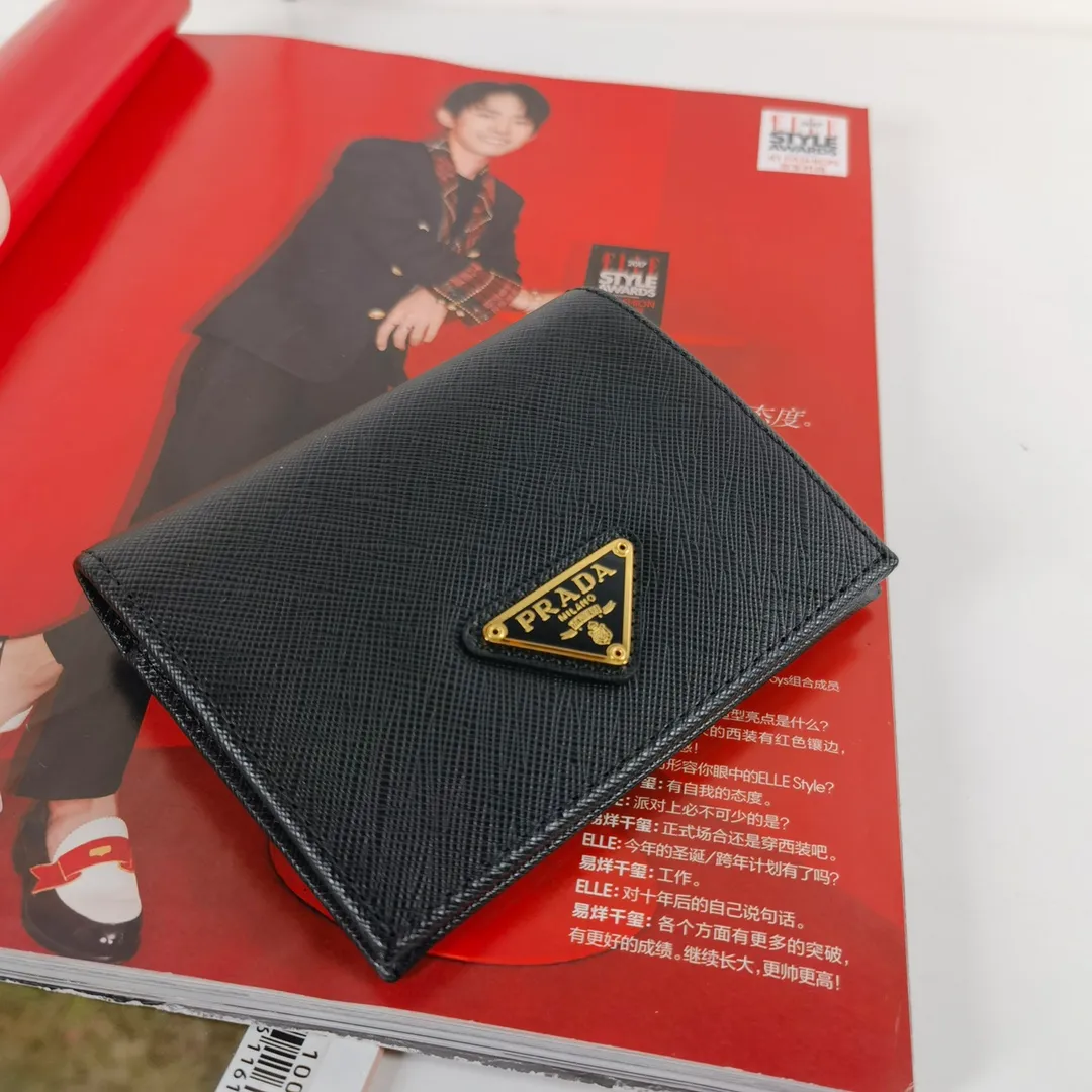 💰400, P Home ➡️Ladies two-fold short clip, model 1M0204, cross-grain cowhide, length 11.2 and height 9.5cm, simple and practical to enhance personal taste, 175 steel stamp