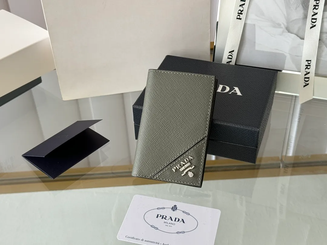 Prada cross pattern unisex card holder, can be placed in pockets, bags, and can be held in the hand. Made of cross pattern imported calfskin, pocket card holder, can hold change, 6 card slots, simple, elegant and fashionable. Model 2MC101, color as shown in the picture, size 11×7cm, original quality