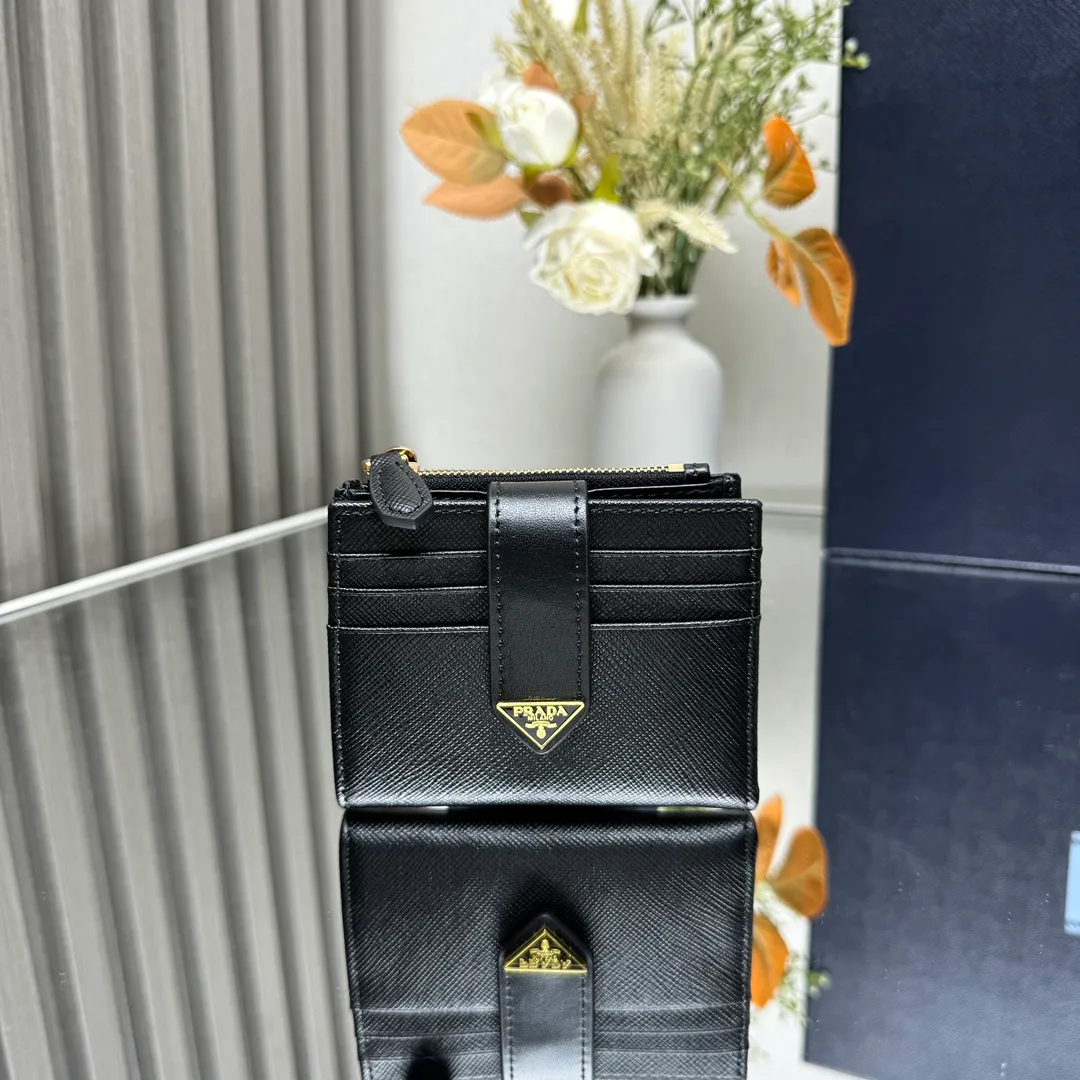 P440 [Top original order] PRADA's new wallet💼Classic, simple and fashionable, authentic development, model 1ML047, internal code 164 OEM code💋 This exquisite and gorgeous wallet is equipped with external card slots, with nine card slots inside and outside, and a bill compartment. The brand's iconic enameled metal triangle logo decorates the opening and closing, injecting a distinctive style into the simple design. It is a piece worth collecting. 🏅️🏅️🏅️Size: 10*8cm
