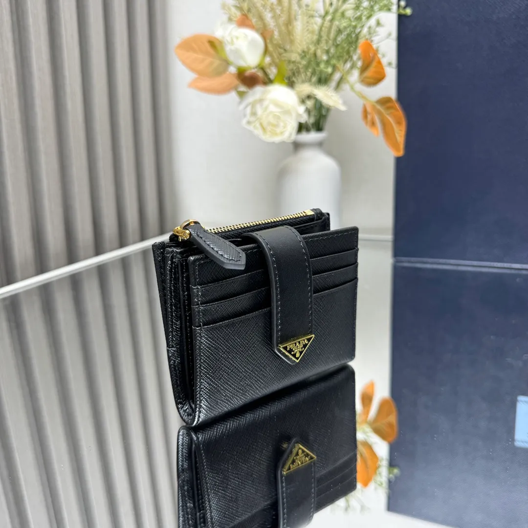 P440 [Top original order] PRADA's new wallet💼Classic, simple and fashionable, authentic development, model 1ML047, internal code 164 OEM code💋 This exquisite and gorgeous wallet is equipped with external card slots, with nine card slots inside and outside, and a bill compartment. The brand's iconic enameled metal triangle logo decorates the opening and closing, injecting a distinctive style into the simple design. It is a piece worth collecting. 🏅️🏅️🏅️Size: 10*8cm