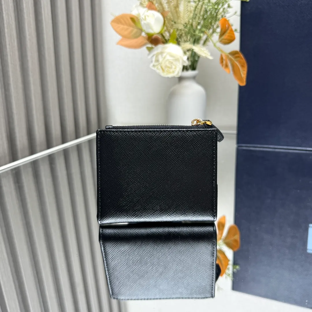 P440 [Top original order] PRADA's new wallet💼Classic, simple and fashionable, authentic development, model 1ML047, internal code 164 OEM code💋 This exquisite and gorgeous wallet is equipped with external card slots, with nine card slots inside and outside, and a bill compartment. The brand's iconic enameled metal triangle logo decorates the opening and closing, injecting a distinctive style into the simple design. It is a piece worth collecting. 🏅️🏅️🏅️Size: 10*8cm