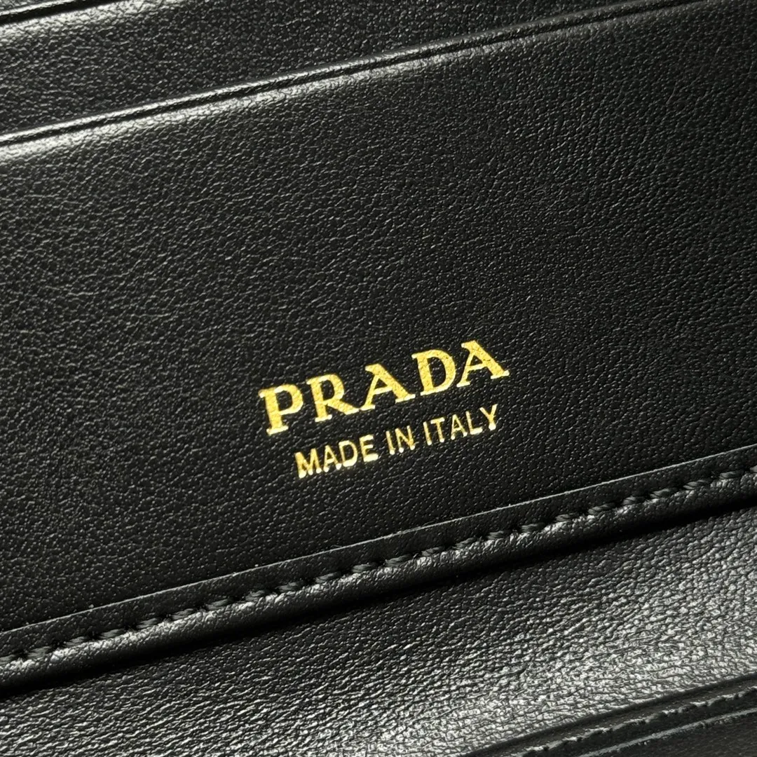 P440 [Top original order] PRADA's new wallet💼Classic, simple and fashionable, authentic development, model 1ML047, internal code 164 OEM code💋 This exquisite and gorgeous wallet is equipped with external card slots, with nine card slots inside and outside, and a bill compartment. The brand's iconic enameled metal triangle logo decorates the opening and closing, injecting a distinctive style into the simple design. It is a piece worth collecting. 🏅️🏅️🏅️Size: 10*8cm