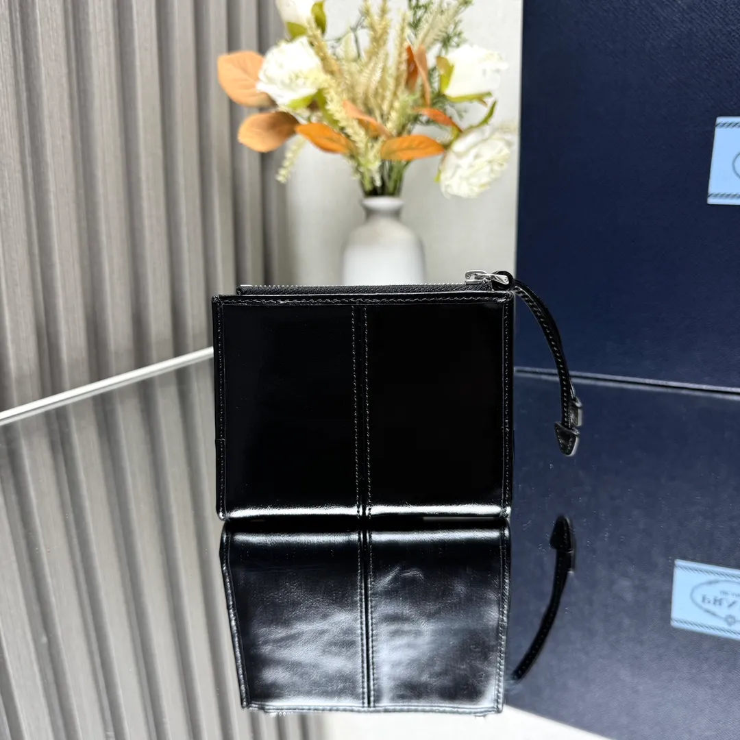 P440 [Top original order] PRADA's new short wallet 💼1ML050, internal code 164 OEM code ✨ This leather wallet is embellished with an enamel metal triangle logo, with a sleek and elegant design. The wallet has simple lines and features zippered coin compartments, bill compartments and card slots. The interior of this style is designed with six card slots, two inner pockets, and a bill compartment. to ensure that personal belongings are safe and secure. It is a piece worth collecting. 🏅️🏅️🏅️Size: 11.5*8.5cm