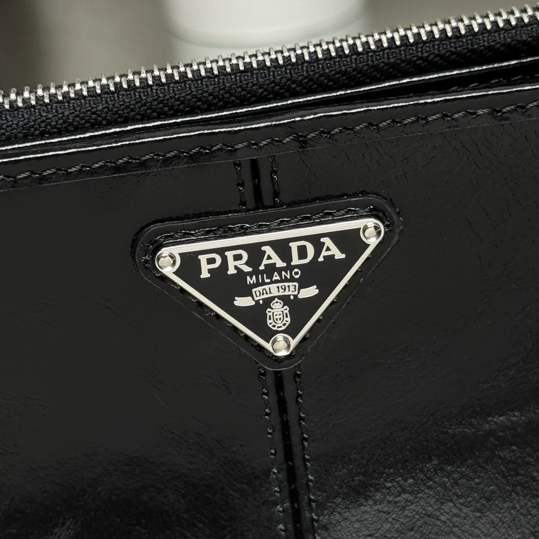 P440 [Top original order] PRADA's new short wallet 💼1ML050, internal code 164 OEM code ✨ This leather wallet is embellished with an enamel metal triangle logo, with a sleek and elegant design. The wallet has simple lines and features zippered coin compartments, bill compartments and card slots. The interior of this style is designed with six card slots, two inner pockets, and a bill compartment. to ensure that personal belongings are safe and secure. It is a piece worth collecting. 🏅️🏅️🏅️Size: 11.5*8.5cm