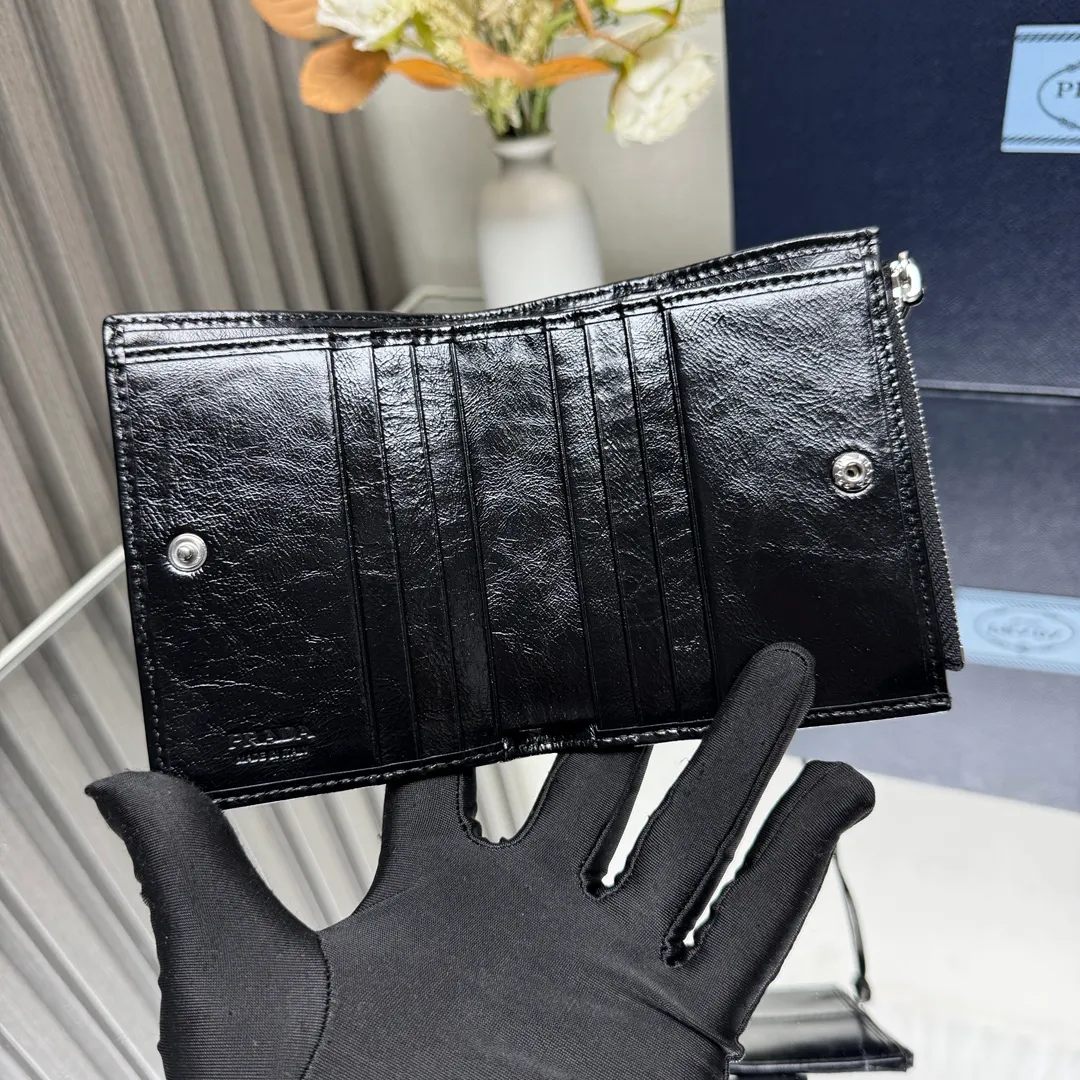 P440 [Top original order] PRADA's new short wallet 💼1ML050, internal code 164 OEM code ✨ This leather wallet is embellished with an enamel metal triangle logo, with a sleek and elegant design. The wallet has simple lines and features zippered coin compartments, bill compartments and card slots. The interior of this style is designed with six card slots, two inner pockets, and a bill compartment. to ensure that personal belongings are safe and secure. It is a piece worth collecting. 🏅️🏅️🏅️Size: 11.5*8.5cm
