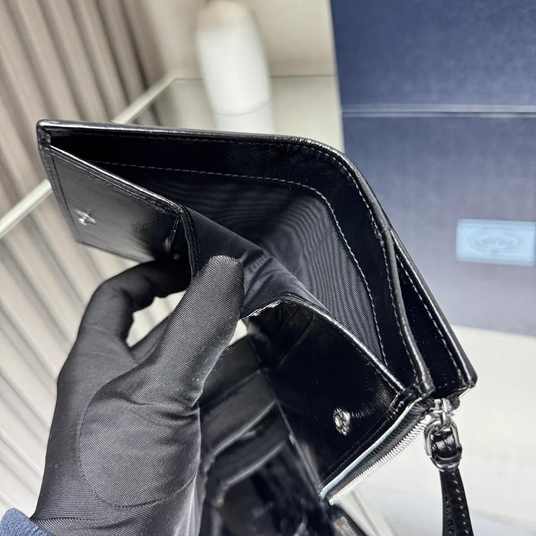 P440 [Top original order] PRADA's new short wallet 💼1ML050, internal code 164 OEM code ✨ This leather wallet is embellished with an enamel metal triangle logo, with a sleek and elegant design. The wallet has simple lines and features zippered coin compartments, bill compartments and card slots. The interior of this style is designed with six card slots, two inner pockets, and a bill compartment. to ensure that personal belongings are safe and secure. It is a piece worth collecting. 🏅️🏅️🏅️Size: 11.5*8.5cm