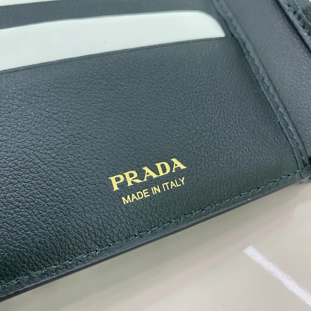 P380 [Top original order] PRADA's new short wallet💼Classic, simple and fashionable, synchronized with the official website, genuine development, model 2M0513, internal code 164 OEM code💋 This elegant and practical leather wallet has a simple and stylish design, with multiple card slots and two bill compartments. The hot-stamped letter logo adds the icing on the cake and makes it more recognizable. 8 card slots, 2 bill compartments🏅️🏅️🏅️Dimensions: 11cm long and 9.5cm high