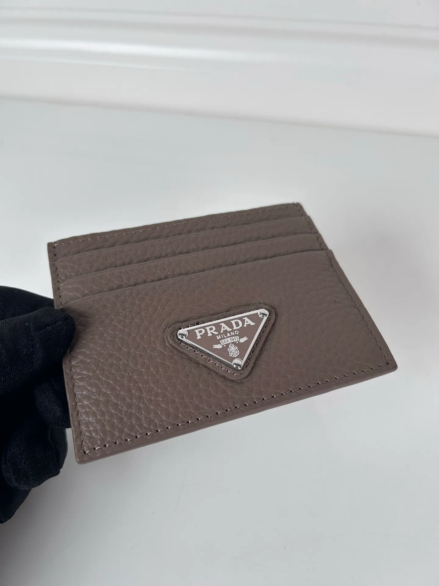 💰300, P Home➡️ Unisex small card holder, gray deerskin triangle logo, model 2MC025, original quality, made of imported deerskin, 6 card slots ➕A middle interlayer, which can hold multiple cards and zeros💰, size 11.2×8.5cm, taken in kind, what you see is what you get
