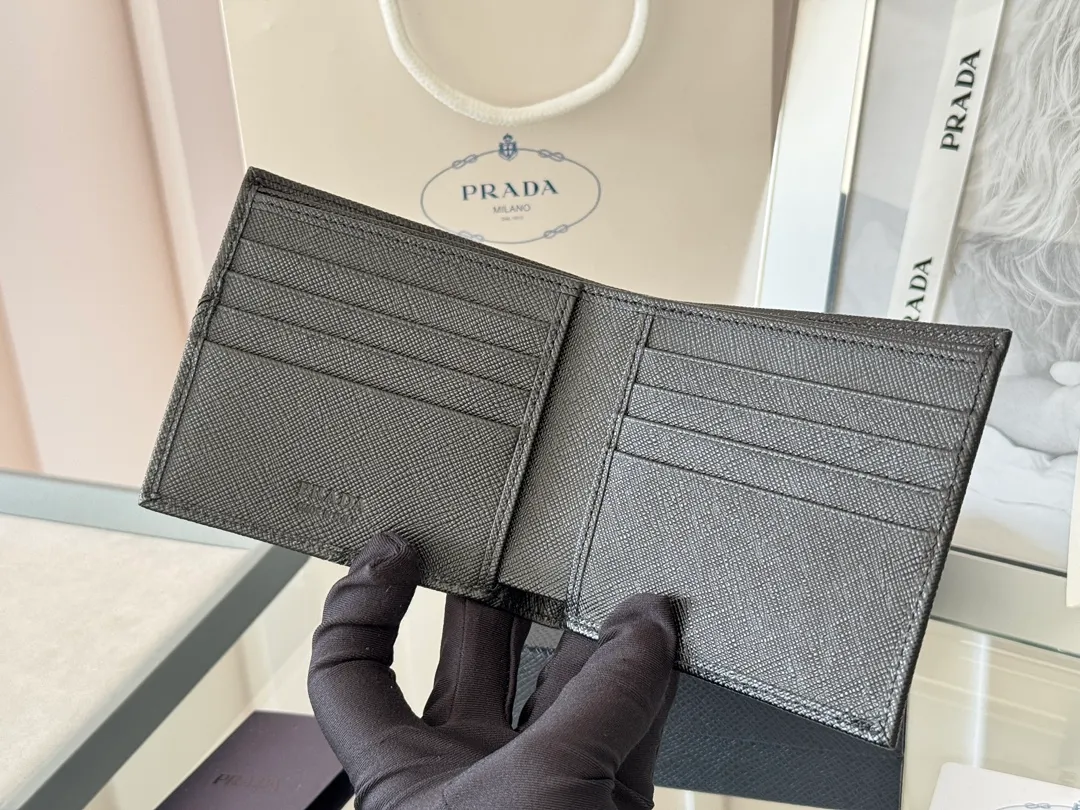 prada men's cross pattern short clip, easy to store, can hold 8 cards and cash, a must-have for men, model 2M0513, original quality, Saffiano cross pattern➕made from imported hardware, size 11cm×9.5cm, color as shown