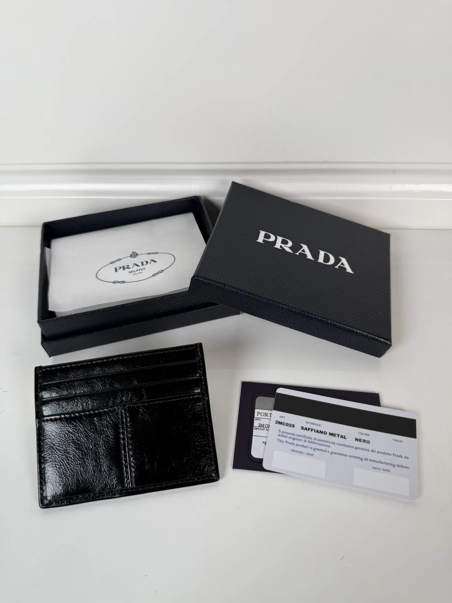 💰300, P Home ➡️ Unisex small card holder, black waxed leather triangle logo, model 2MC025, original quality, made of imported deerskin, 6 card slots ➕ One middle compartment, can hold multiple cards and zeros 💰, size 11.2×8.5cm, taken in kind, what you see is what you get