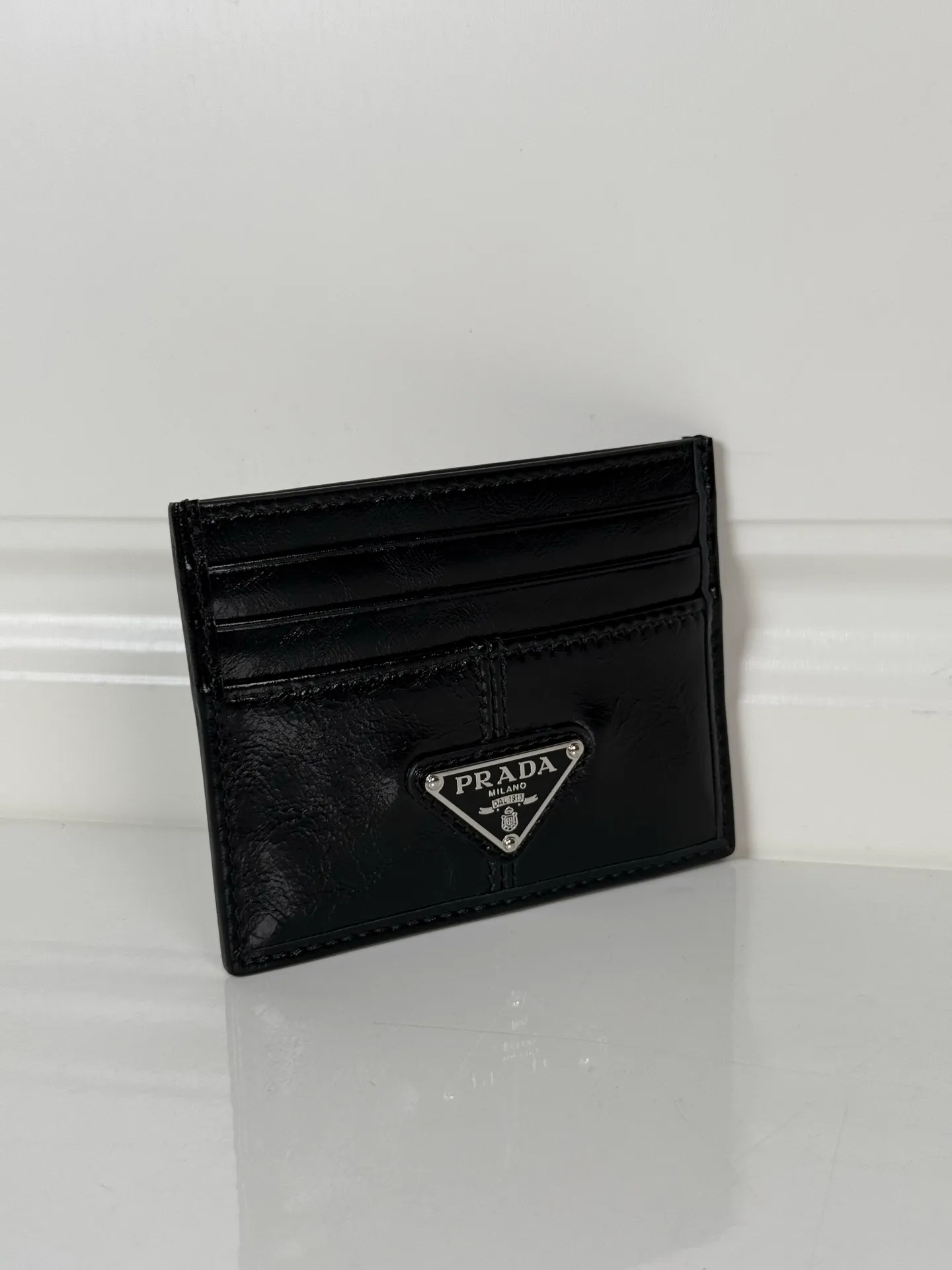 💰300, P Home ➡️ Unisex small card holder, black waxed leather triangle logo, model 2MC025, original quality, made of imported deerskin, 6 card slots ➕ One middle compartment, can hold multiple cards and zeros 💰, size 11.2×8.5cm, taken in kind, what you see is what you get