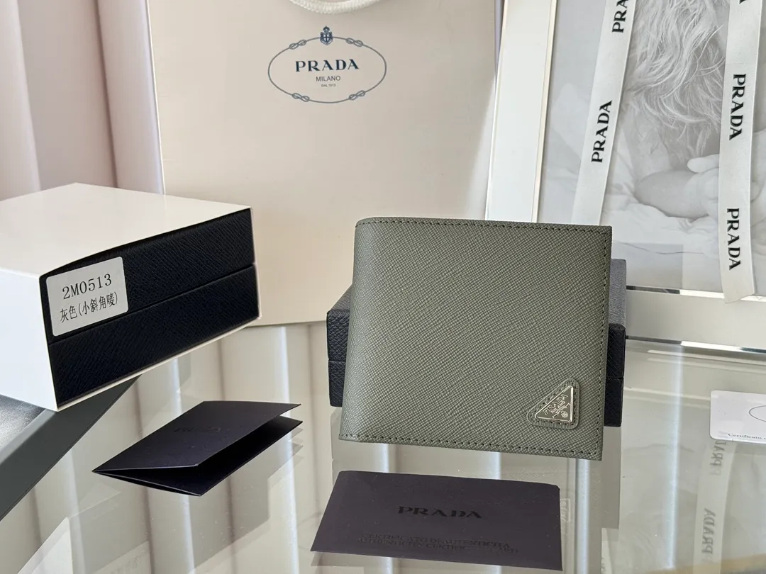 prada men's cross pattern short clip, easy to store, can hold 8 cards and cash, a must-have for men, model 2M0513, original quality, Saffiano cross pattern➕made from imported hardware, size 11cm×9.5cm, color as shown