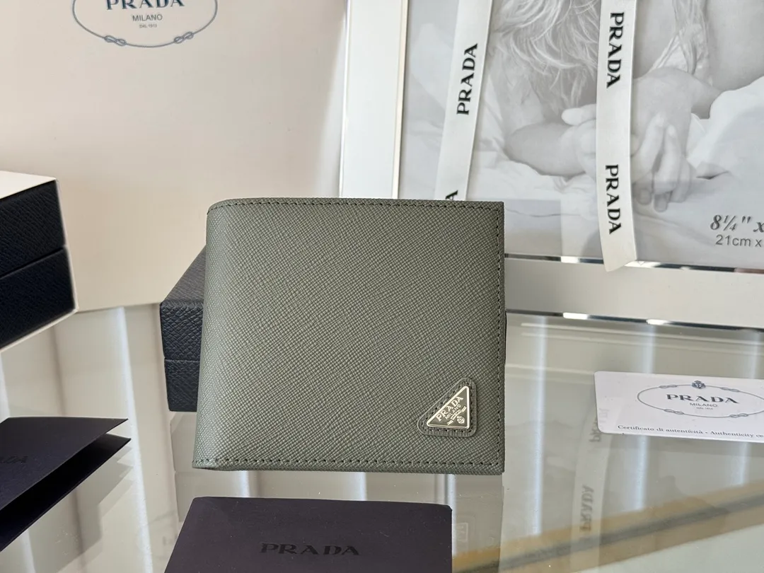 prada men's cross pattern short clip, easy to store, can hold 8 cards and cash, a must-have for men, model 2M0513, original quality, Saffiano cross pattern➕made from imported hardware, size 11cm×9.5cm, color as shown