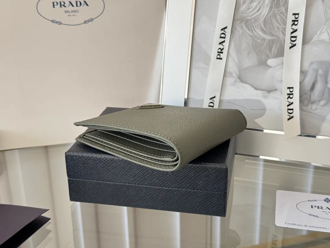 prada men's cross pattern short clip, easy to store, can hold 8 cards and cash, a must-have for men, model 2M0513, original quality, Saffiano cross pattern➕made from imported hardware, size 11cm×9.5cm, color as shown