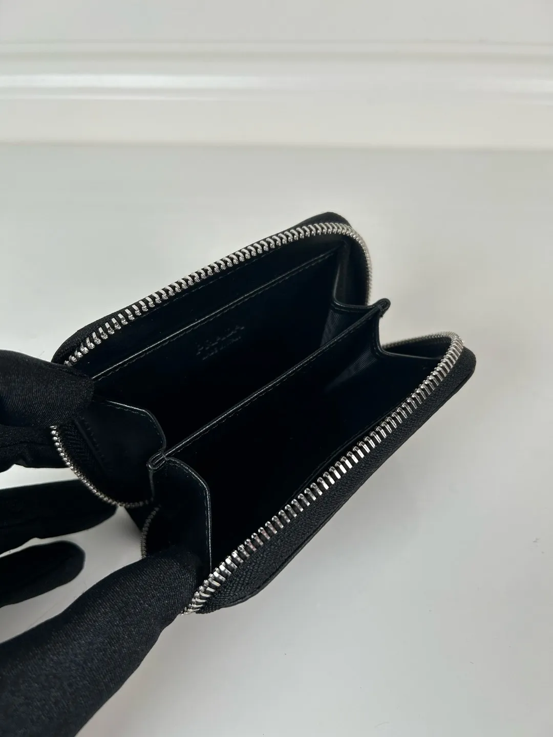 💰440, P Home ➡️ Deerskin card holder for men and women, model 2MM003, classic and practical zipper design, pleated card slots inside, convenient for classification and storage. Perfect for going out alone with your mobile phone in summer or putting it in a small bag. Size 11×7.5cm, original quality, your best choice