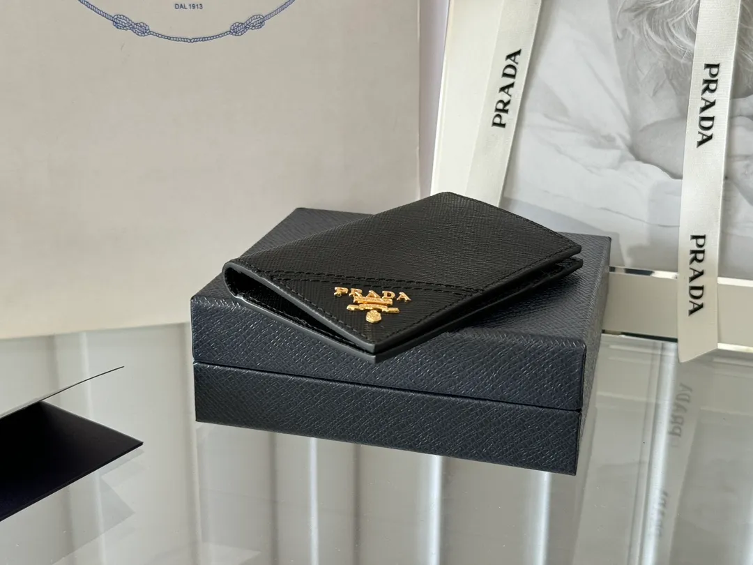 Prada cross pattern unisex card holder, can be placed in pockets, bags, and can be held in the hand. Made of cross pattern imported calfskin, pocket card holder, can hold change, 6 card slots, simple, elegant and fashionable. Model 2MC101, color as shown in the picture, size 11×7cm, original quality