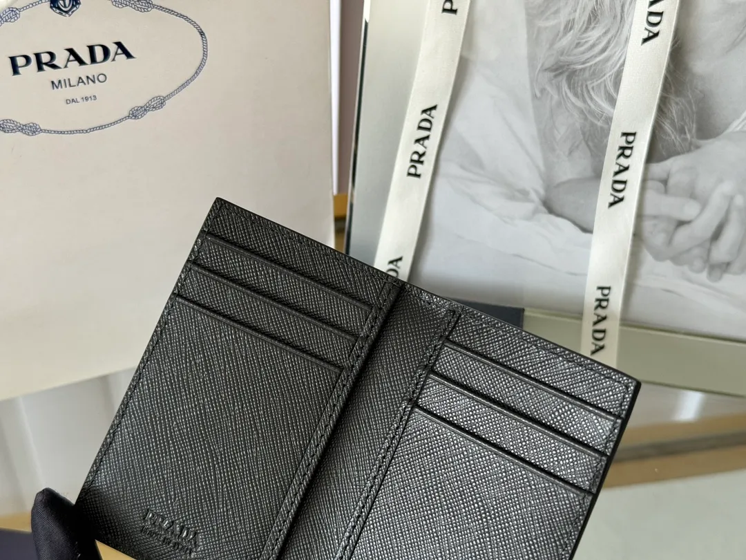 Prada cross pattern unisex card holder, can be placed in pockets, bags, and can be held in the hand. Made of cross pattern imported calfskin, pocket card holder, can hold change, 6 card slots, simple, elegant and fashionable. Model 2MC101, color as shown in the picture, size 11×7cm, original quality