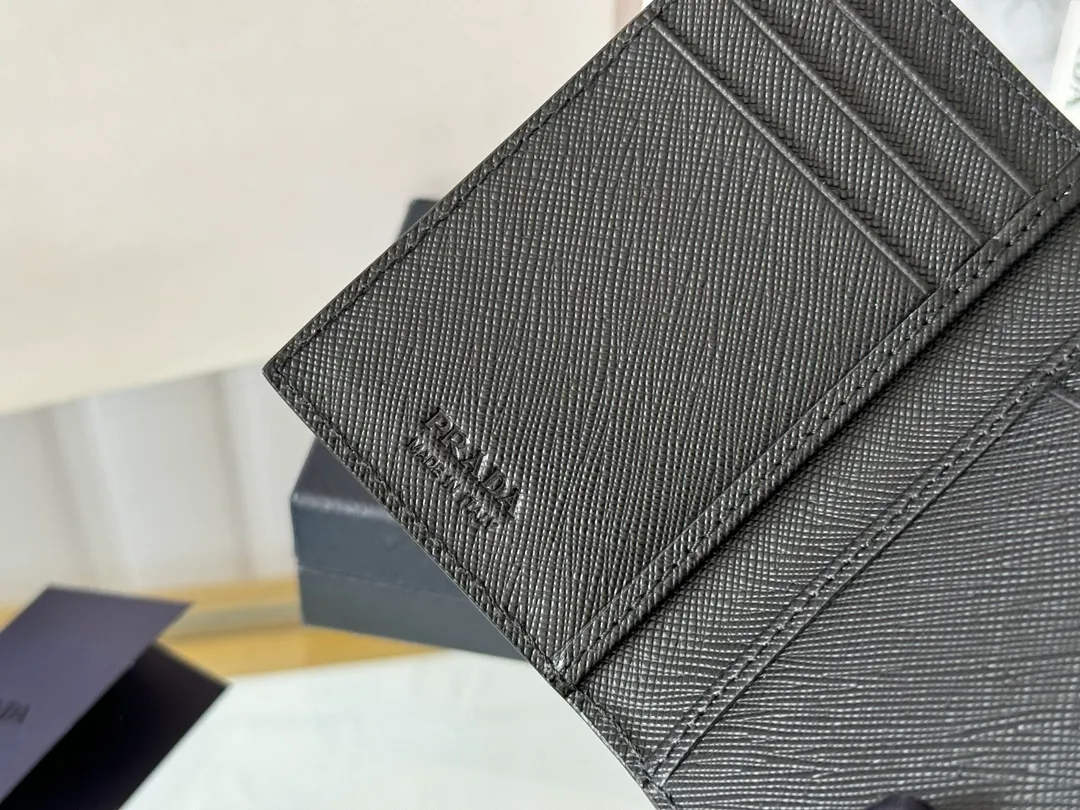 Prada cross pattern unisex card holder, can be placed in pockets, bags, and can be held in the hand. Made of cross pattern imported calfskin, pocket card holder, can hold change, 6 card slots, simple, elegant and fashionable. Model 2MC101, color as shown in the picture, size 11×7cm, original quality
