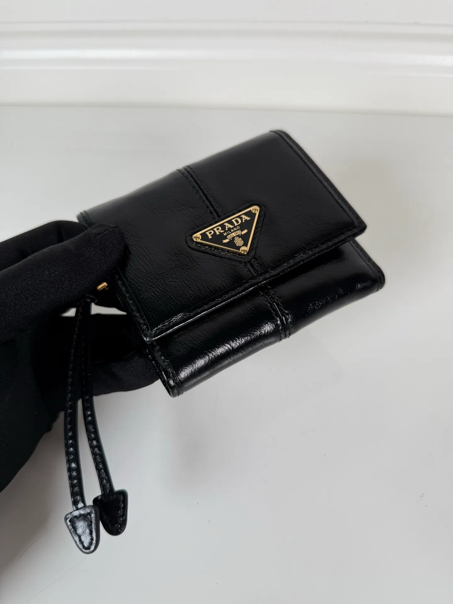 💰480, P Home ➡️Women's black waxed leather short clip, original quality, model 1MH043, four card slots, one receipt compartment, two ID pockets, one external pocket, one internal flip-top coin pocket, size 10x8.5cm.