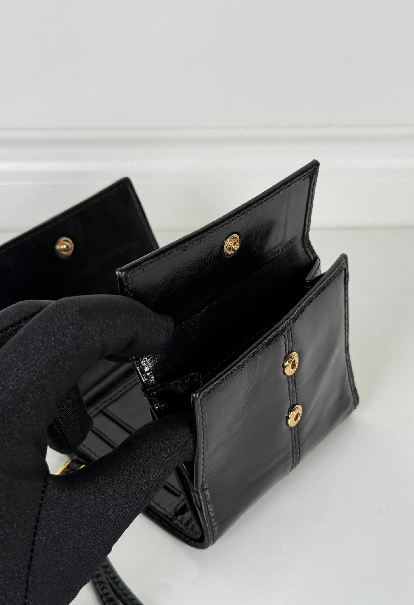 💰480, P Home ➡️Women's black waxed leather short clip, original quality, model 1MH043, four card slots, one receipt compartment, two ID pockets, one external pocket, one internal flip-top coin pocket, size 10x8.5cm.
