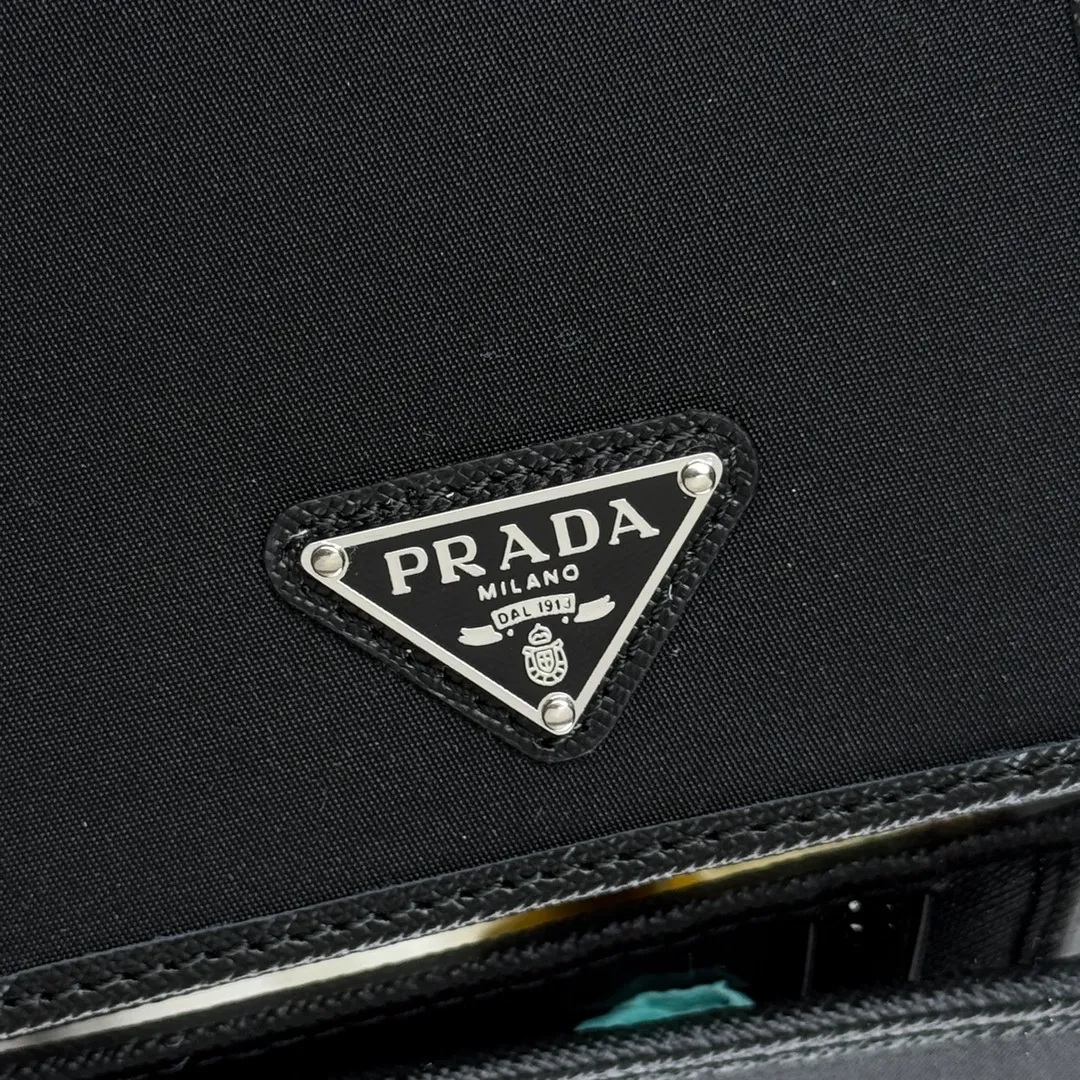 P380 [Top original order] Prada's new men's short wallet💼Classic hot style👏Model 2M0513, inner code 164 OEM code💋This modern and fashionable wallet is made of regenerated nylon (Re-Nylon), an innovative fabric that comes from recycled and purified plastics in the ocean. Decorated with Saffiano leather details, the interior features multiple card slots and two bill compartments. It has eight card pockets and multiple compartments. The design is practical and reflects urban style. 🏅️🏅️🏅️Size: length 11cm*height 9.5cm