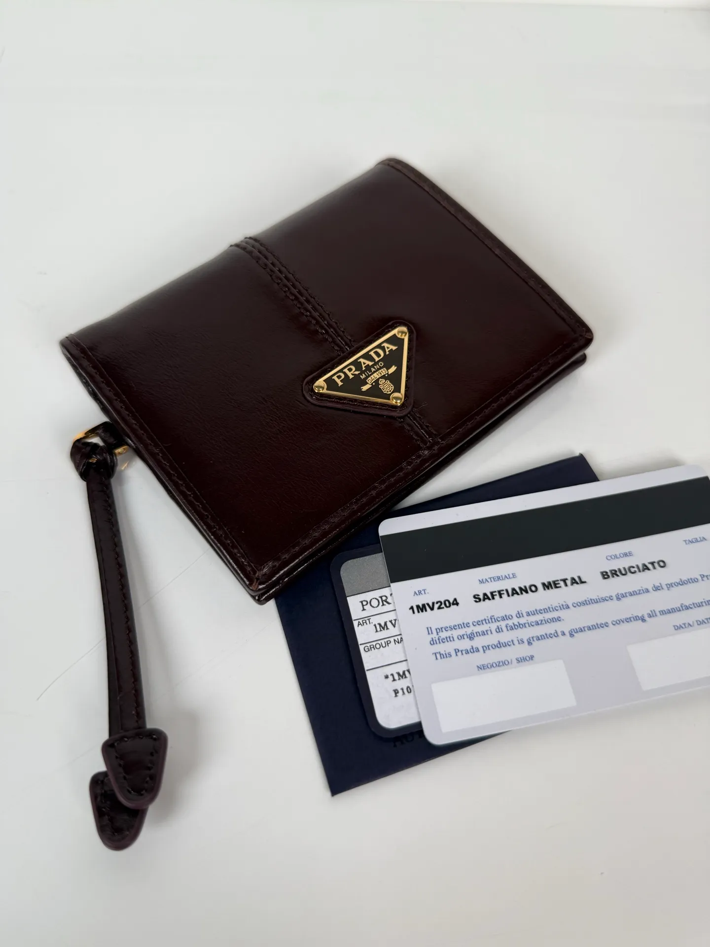 💰480, P Home ➡️Women's two-fold short clip, model 1M0204, brown waxed cowhide, length 11.2 cm, height 9.5cm, simple and practical to enhance personal taste, 175 steel stamp