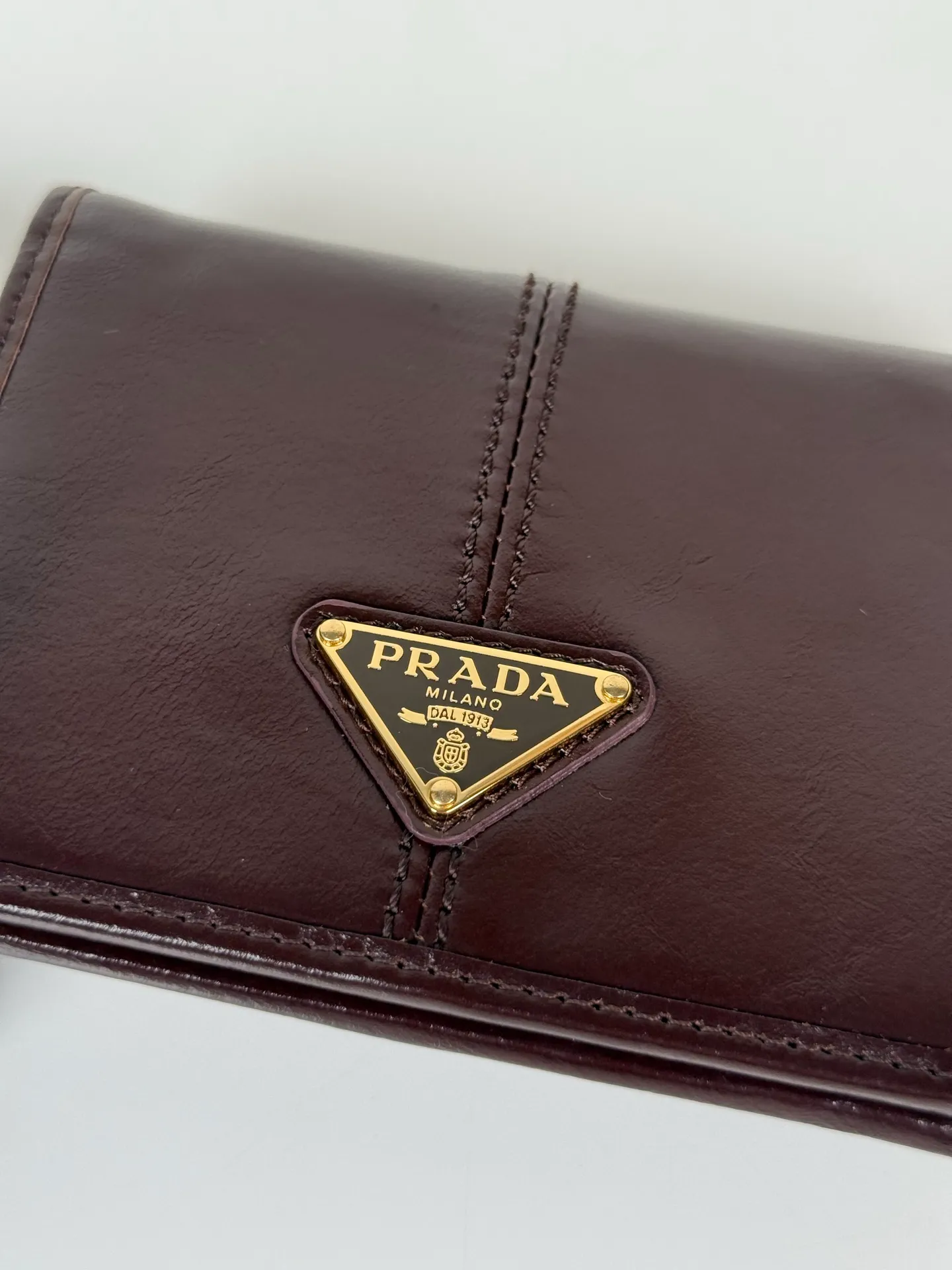 💰480, P Home ➡️Women's two-fold short clip, model 1M0204, brown waxed cowhide, length 11.2 cm, height 9.5cm, simple and practical to enhance personal taste, 175 steel stamp