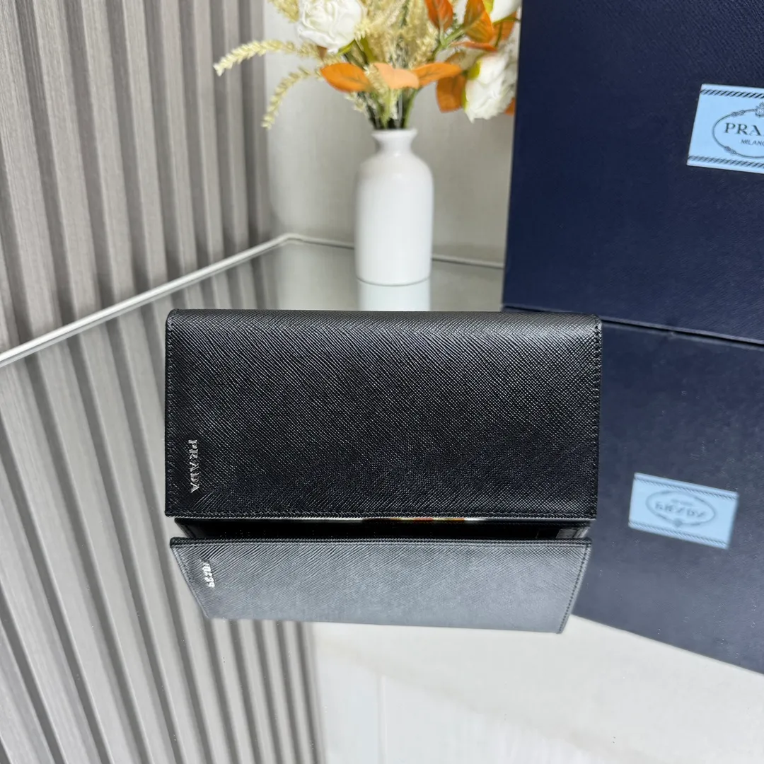 P480 [Top original order] PRADA suit clip wallet 💼Classic, model 2MV836, internal code 164 OEM code 💋 The characteristic of this long wallet is that it is made of Saffiano leather and is decorated with an enameled triangle logo on the front. Open slightly to reveal 1 zippered pocket, fabric lining and 13 card pockets. One banknote compartment, one zipper bag, four ID pockets, thirteen card pockets🏅️🏅️🏅️Dimensions: length 19cm, height 9.5cm