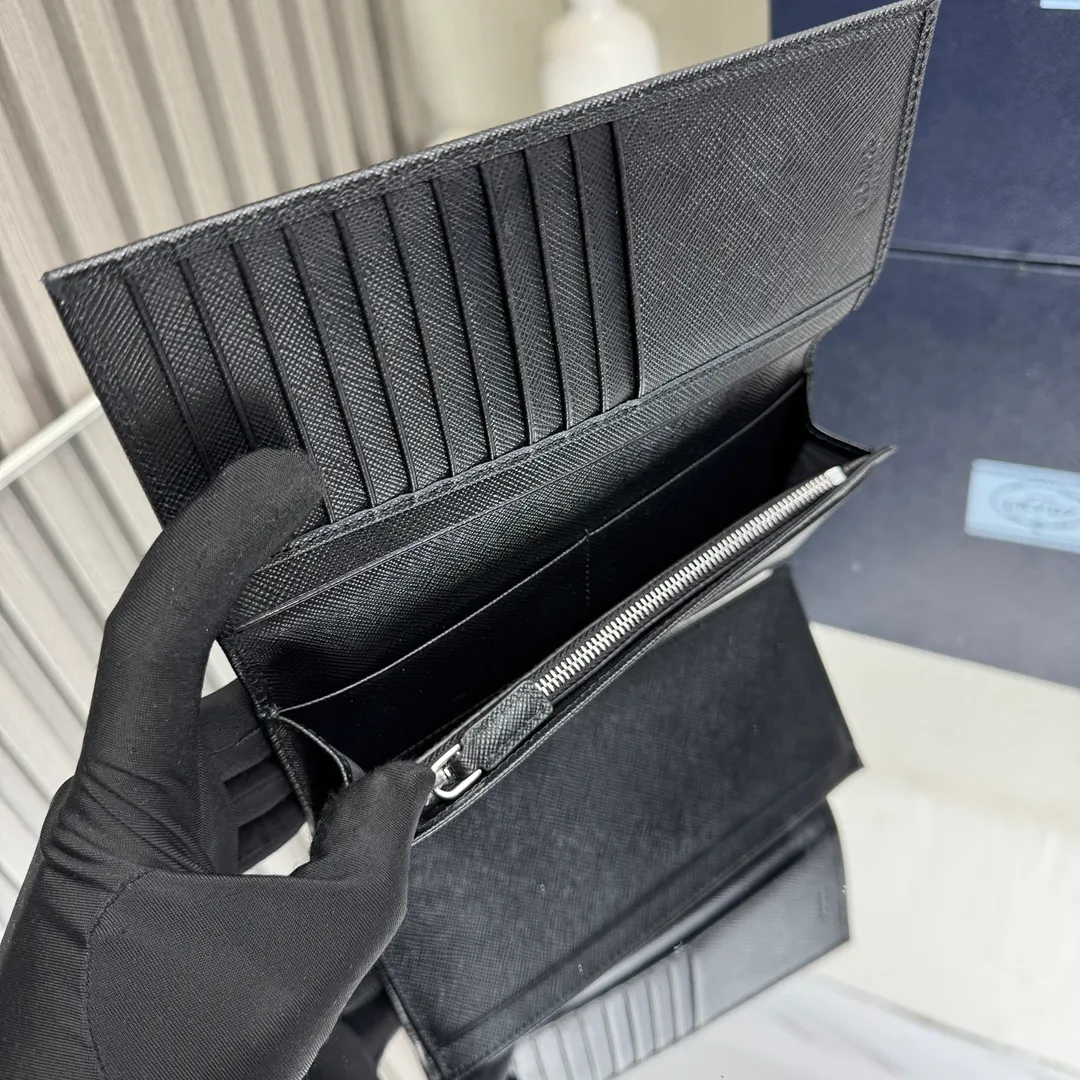 P480 [Top original order] PRADA suit clip wallet 💼Classic, model 2MV836, internal code 164 OEM code 💋 The characteristic of this long wallet is that it is made of Saffiano leather and is decorated with an enameled triangle logo on the front. Open slightly to reveal 1 zippered pocket, fabric lining and 13 card pockets. One banknote compartment, one zipper bag, four ID pockets, thirteen card pockets🏅️🏅️🏅️Dimensions: length 19cm, height 9.5cm