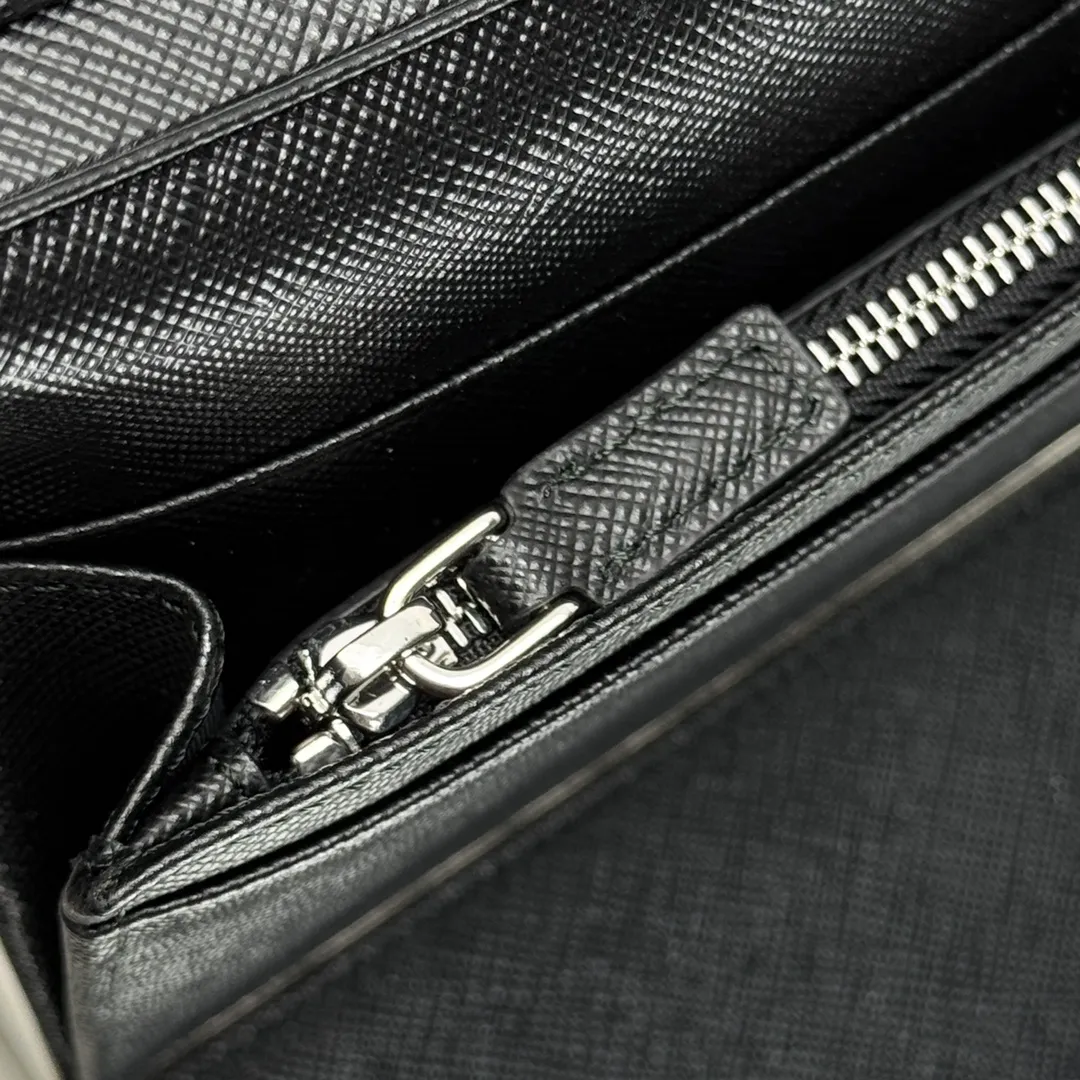 P480 [Top original order] PRADA suit clip wallet 💼Classic, model 2MV836, internal code 164 OEM code 💋 The characteristic of this long wallet is that it is made of Saffiano leather and is decorated with an enameled triangle logo on the front. Open slightly to reveal 1 zippered pocket, fabric lining and 13 card pockets. One banknote compartment, one zipper bag, four ID pockets, thirteen card pockets🏅️🏅️🏅️Dimensions: length 19cm, height 9.5cm