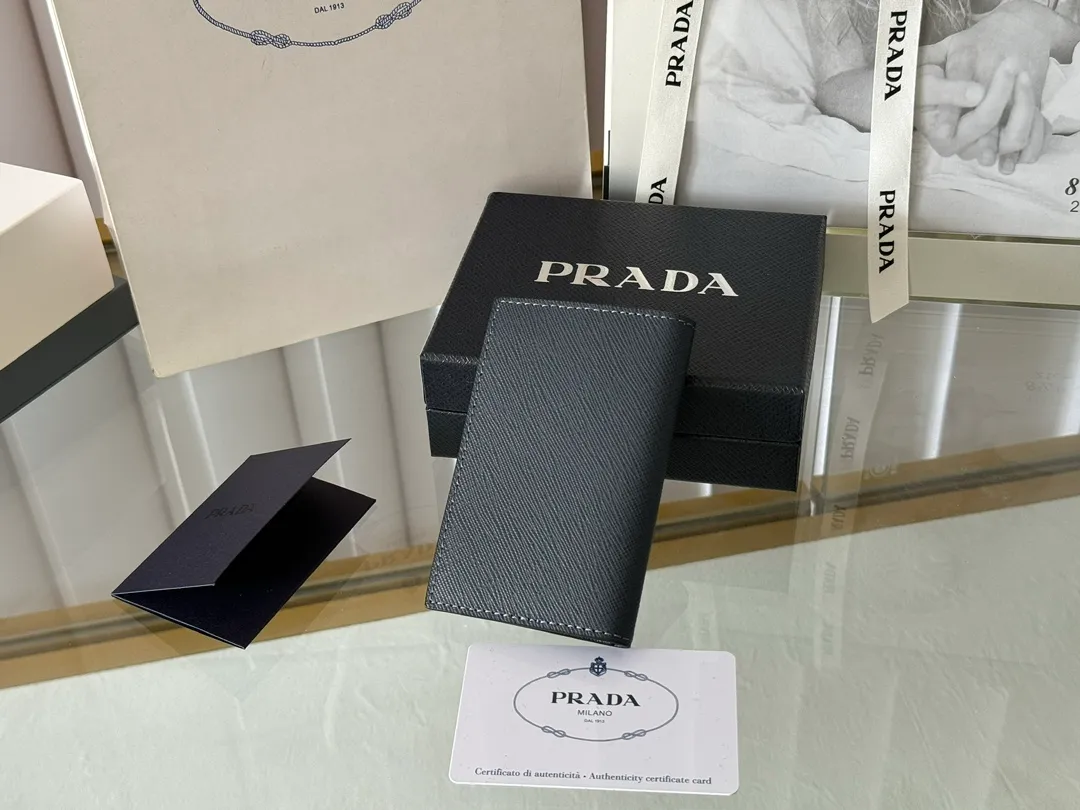 Prada cross pattern unisex card holder, can be placed in pockets, bags, and can be held in the hand. Made of cross pattern imported calfskin, pocket card holder, can hold change, 6 card slots, simple, elegant and fashionable. Model 2MC101, color as shown in the picture, size 11×7cm, original quality