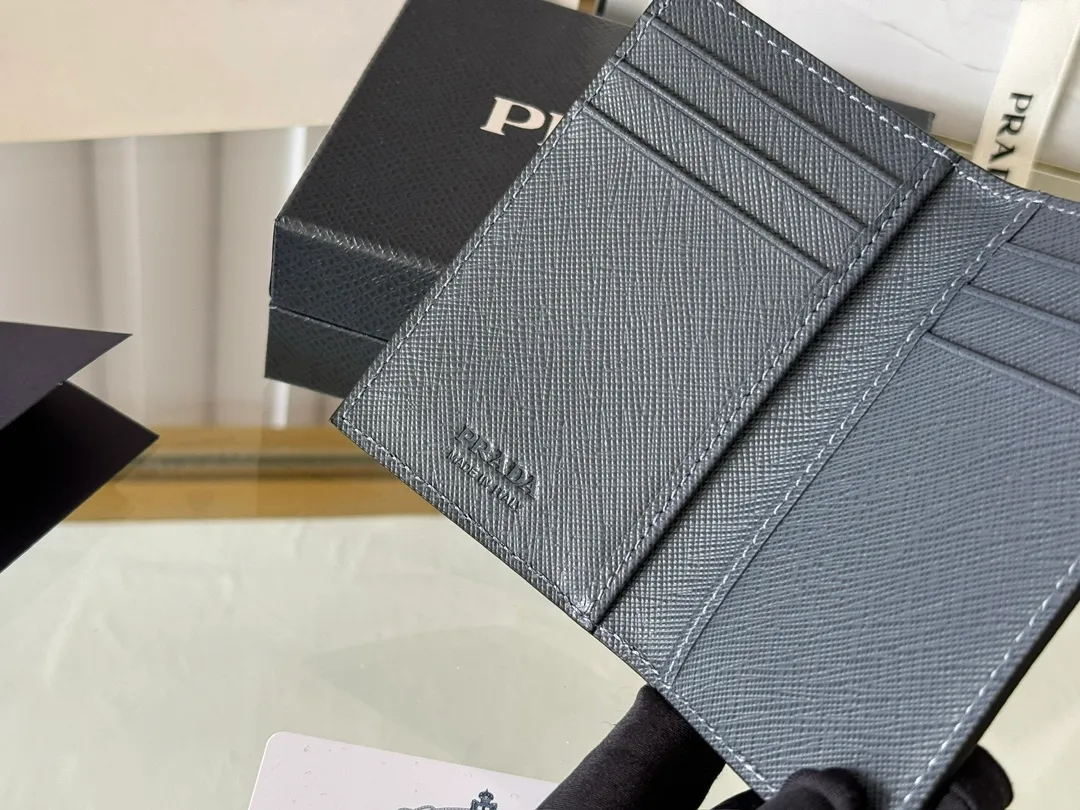 Prada cross pattern unisex card holder, can be placed in pockets, bags, and can be held in the hand. Made of cross pattern imported calfskin, pocket card holder, can hold change, 6 card slots, simple, elegant and fashionable. Model 2MC101, color as shown in the picture, size 11×7cm, original quality