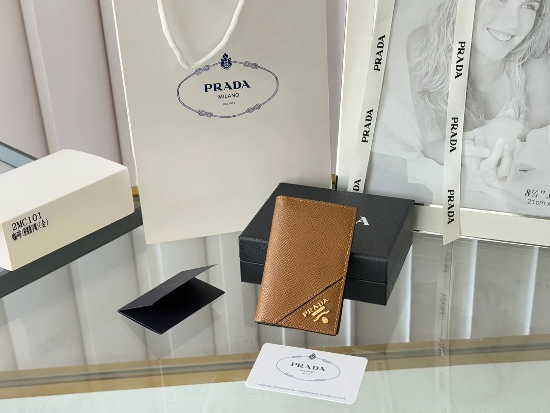 Prada cross pattern unisex card holder, can be placed in pockets, bags, and can be held in the hand. Made of cross pattern imported calfskin, pocket card holder, can hold change, 6 card slots, simple, elegant and fashionable. Model 2MC101, color as shown in the picture, size 11×7cm, original quality