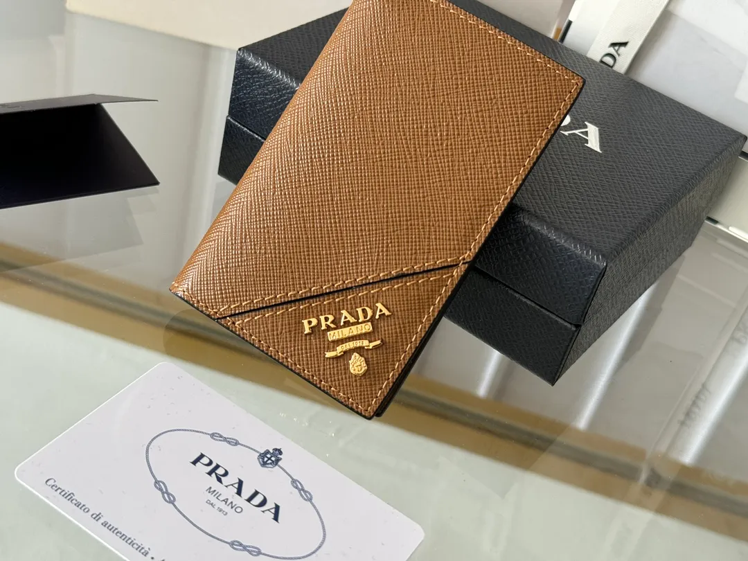 Prada cross pattern unisex card holder, can be placed in pockets, bags, and can be held in the hand. Made of cross pattern imported calfskin, pocket card holder, can hold change, 6 card slots, simple, elegant and fashionable. Model 2MC101, color as shown in the picture, size 11×7cm, original quality