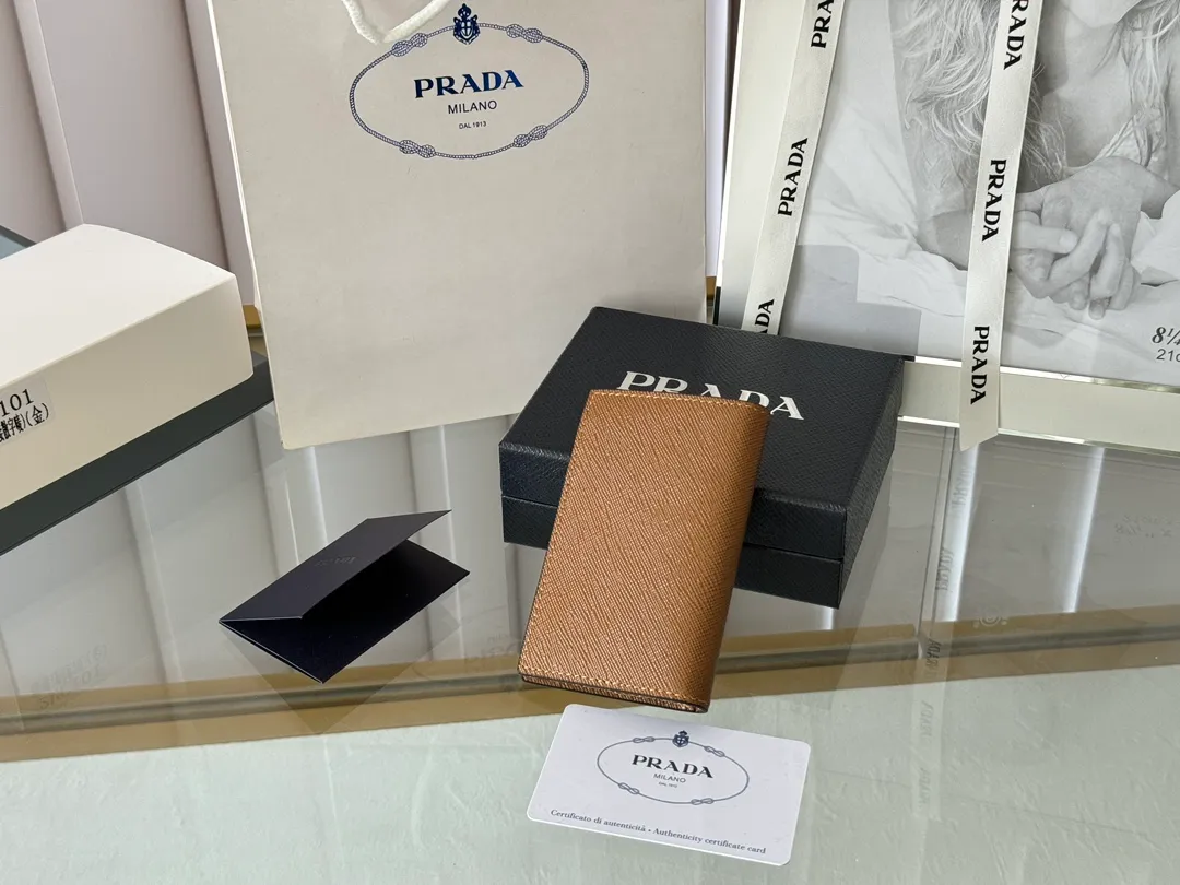 Prada cross pattern unisex card holder, can be placed in pockets, bags, and can be held in the hand. Made of cross pattern imported calfskin, pocket card holder, can hold change, 6 card slots, simple, elegant and fashionable. Model 2MC101, color as shown in the picture, size 11×7cm, original quality
