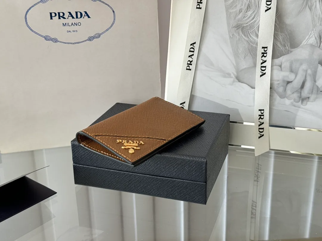 Prada cross pattern unisex card holder, can be placed in pockets, bags, and can be held in the hand. Made of cross pattern imported calfskin, pocket card holder, can hold change, 6 card slots, simple, elegant and fashionable. Model 2MC101, color as shown in the picture, size 11×7cm, original quality