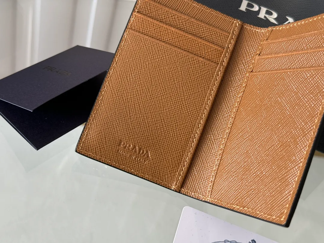 Prada cross pattern unisex card holder, can be placed in pockets, bags, and can be held in the hand. Made of cross pattern imported calfskin, pocket card holder, can hold change, 6 card slots, simple, elegant and fashionable. Model 2MC101, color as shown in the picture, size 11×7cm, original quality