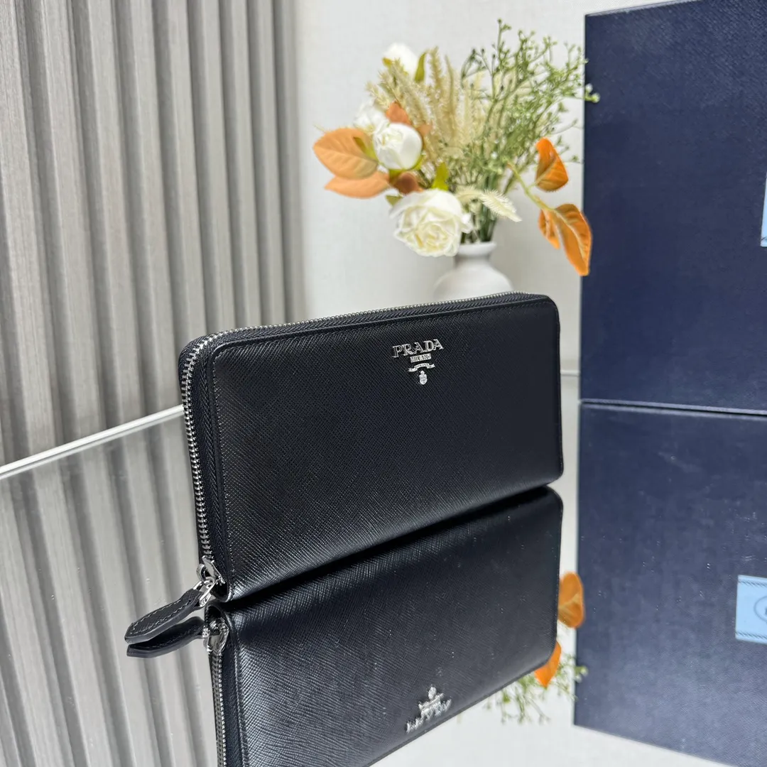 P600 [Top original order] PRADA's new single zipper wallet💼The latest counter with the same color logo, classic, simple and fashionable, official website synchronization, genuine development, model 1ML506, color: black/same color logo, inner code 164 OEM code💋 Italy's top original single cross-grain cowhide texture is excellent, imported thread lining, imported same color hardware logo accessories! The exquisite wiring is even and neat, the workmanship is exquisite, and the quality is comparable to the original product🏅️🏅️🏅️Dimensions: 20cm long and 10.3cm high
