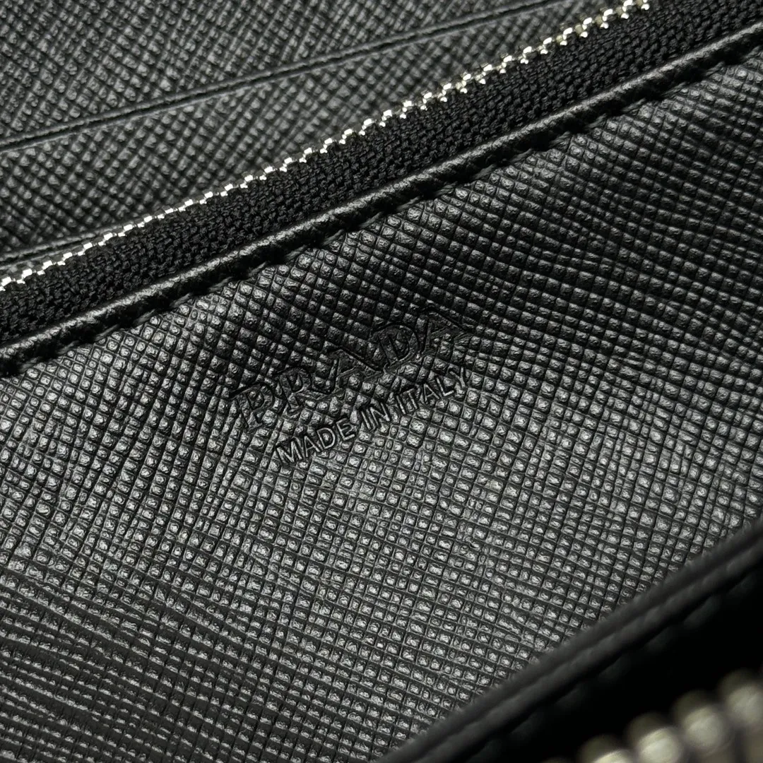 P600 [Top original order] PRADA's new single zipper wallet💼The latest counter with the same color logo, classic, simple and fashionable, official website synchronization, genuine development, model 1ML506, color: black/same color logo, inner code 164 OEM code💋 Italy's top original single cross-grain cowhide texture is excellent, imported thread lining, imported same color hardware logo accessories! The exquisite wiring is even and neat, the workmanship is exquisite, and the quality is comparable to the original product🏅️🏅️🏅️Dimensions: 20cm long and 10.3cm high