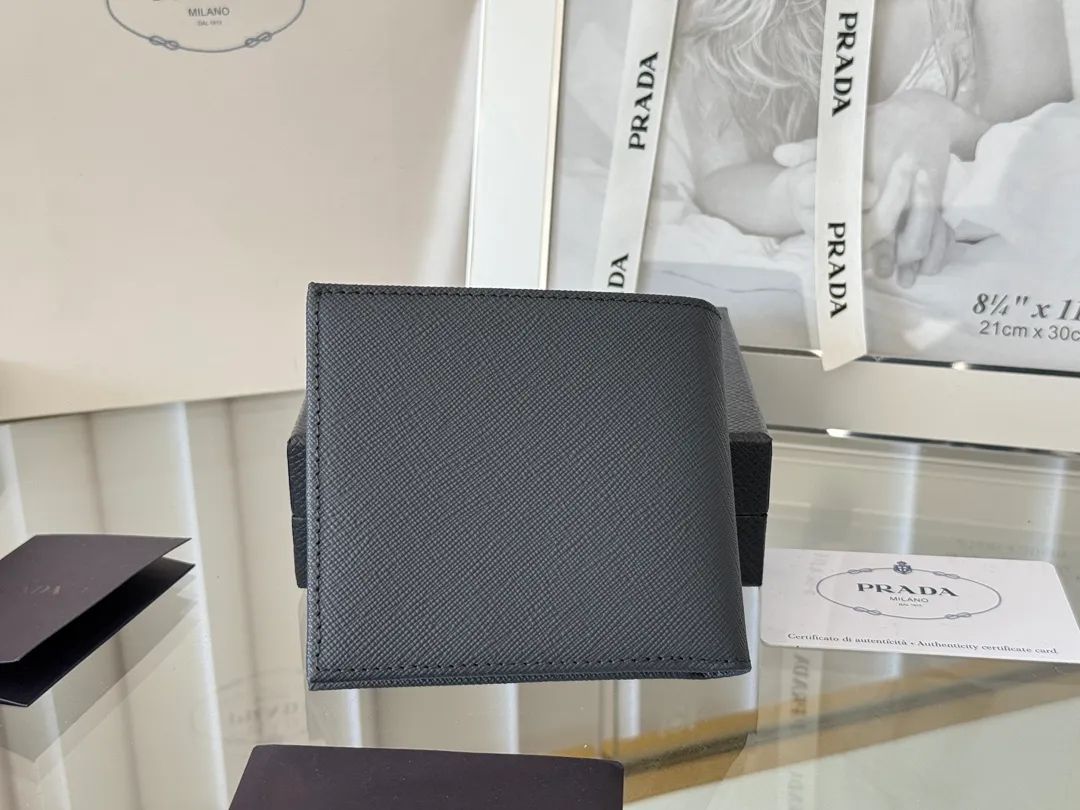 prada men's cross pattern short clip, easy to store, can hold 8 cards and cash, a must-have for men, model 2M0513, original quality, Saffiano cross pattern➕made from imported hardware, size 11cm×9.5cm, color as shown