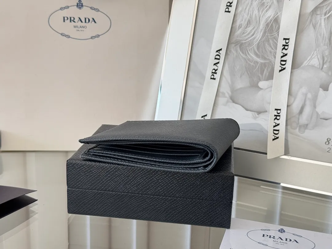 prada men's cross pattern short clip, easy to store, can hold 8 cards and cash, a must-have for men, model 2M0513, original quality, Saffiano cross pattern➕made from imported hardware, size 11cm×9.5cm, color as shown