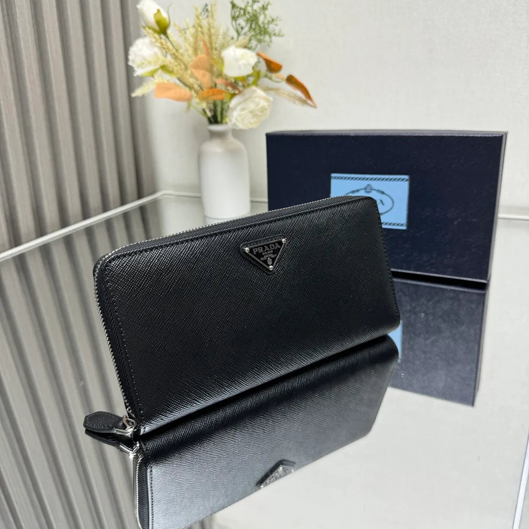 P600 [Top original order] PRADA's new single zipper wallet💼The latest counter with the same color logo, classic, simple and fashionable, official website synchronization, genuine development, model 1ML506, color: black/same color logo, inner code 164 OEM code💋 Italy's top original single cross-grain cowhide texture is excellent, imported thread lining, imported same color hardware logo accessories! The exquisite wiring is even and neat, the workmanship is exquisite, and the quality is comparable to the original product🏅️🏅️🏅️Dimensions: 20cm long and 10.3cm high
