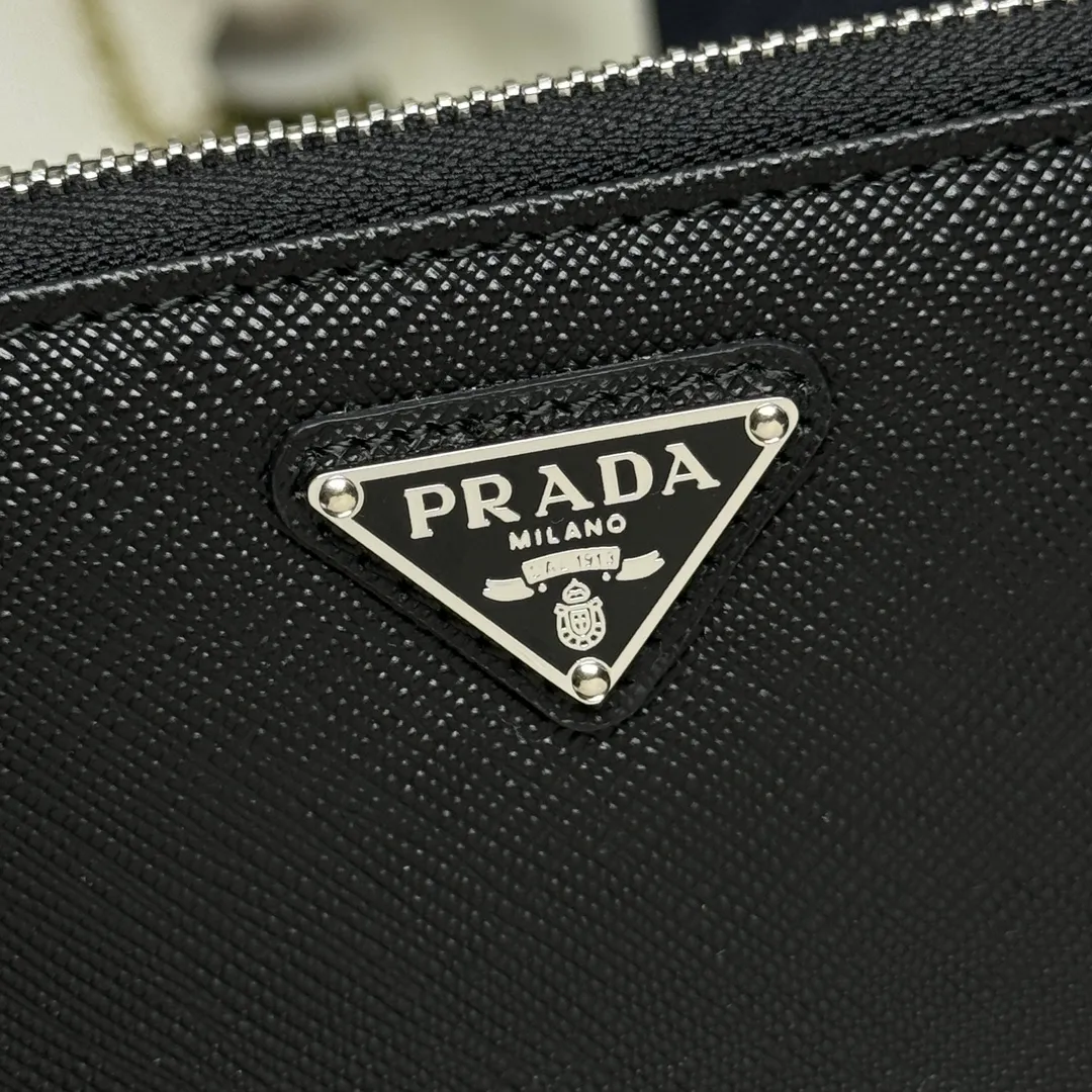 P600 [Top original order] PRADA's new single zipper wallet💼The latest counter with the same color logo, classic, simple and fashionable, official website synchronization, genuine development, model 1ML506, color: black/same color logo, inner code 164 OEM code💋 Italy's top original single cross-grain cowhide texture is excellent, imported thread lining, imported same color hardware logo accessories! The exquisite wiring is even and neat, the workmanship is exquisite, and the quality is comparable to the original product🏅️🏅️🏅️Dimensions: 20cm long and 10.3cm high