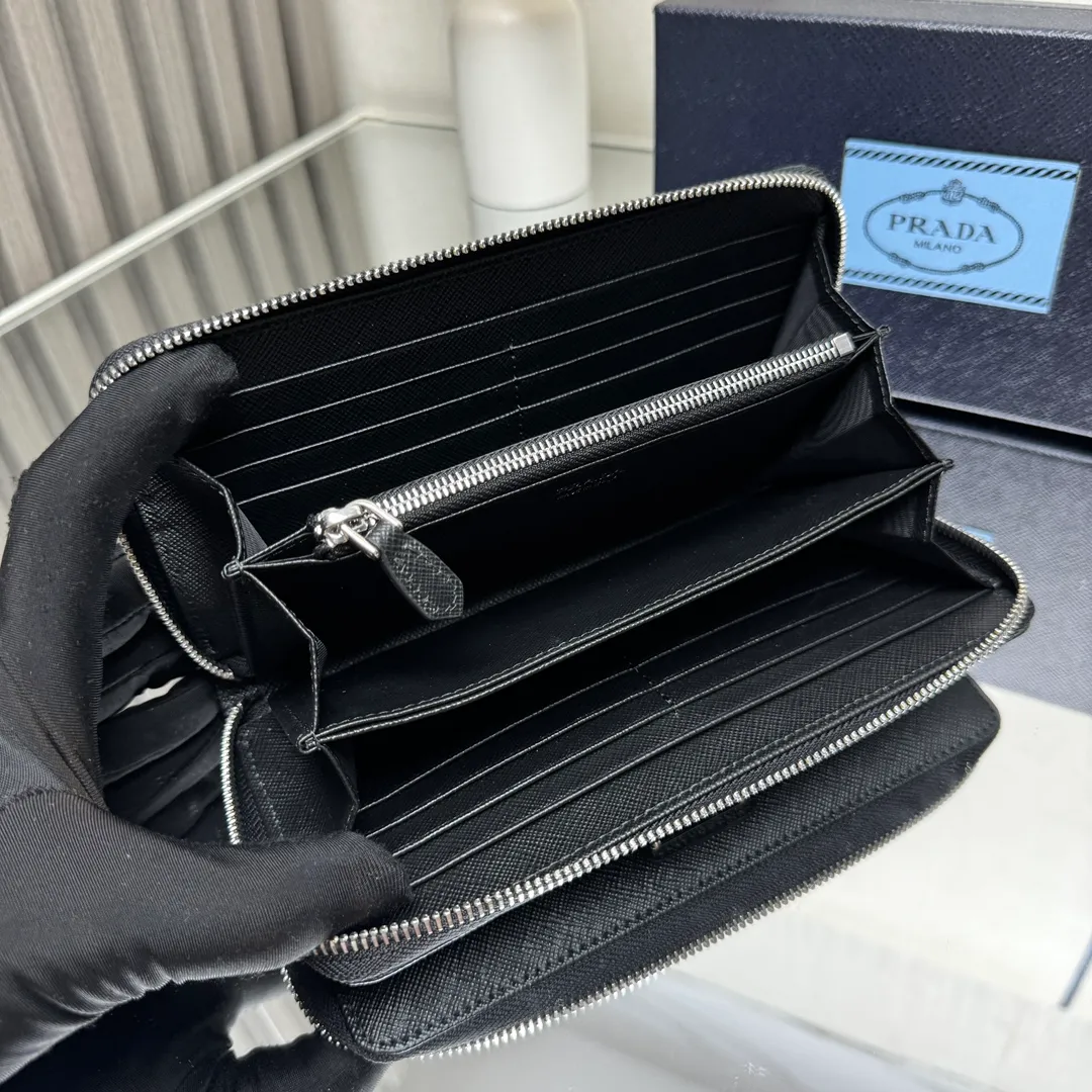 P600 [Top original order] PRADA's new single zipper wallet💼The latest counter with the same color logo, classic, simple and fashionable, official website synchronization, genuine development, model 1ML506, color: black/same color logo, inner code 164 OEM code💋 Italy's top original single cross-grain cowhide texture is excellent, imported thread lining, imported same color hardware logo accessories! The exquisite wiring is even and neat, the workmanship is exquisite, and the quality is comparable to the original product🏅️🏅️🏅️Dimensions: 20cm long and 10.3cm high
