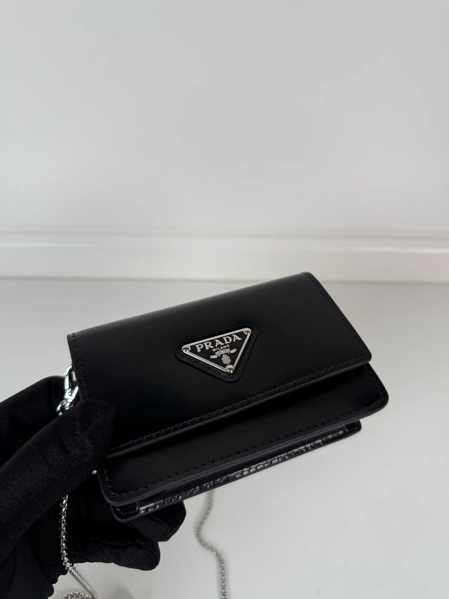 900💰P Home➡️Multi-functional mini backpack for women, model 1MR034, flip-top card holder with detachable Saffiano leather shoulder strap, metal triangular micro-mark decorating the front, size 11.5 x8 x2.5cm, two card slots inside, snap closure, in summer it is a mini backpack, in winter it can be turned into a small card holder by removing the shoulder strap, super practical and worth owning👍