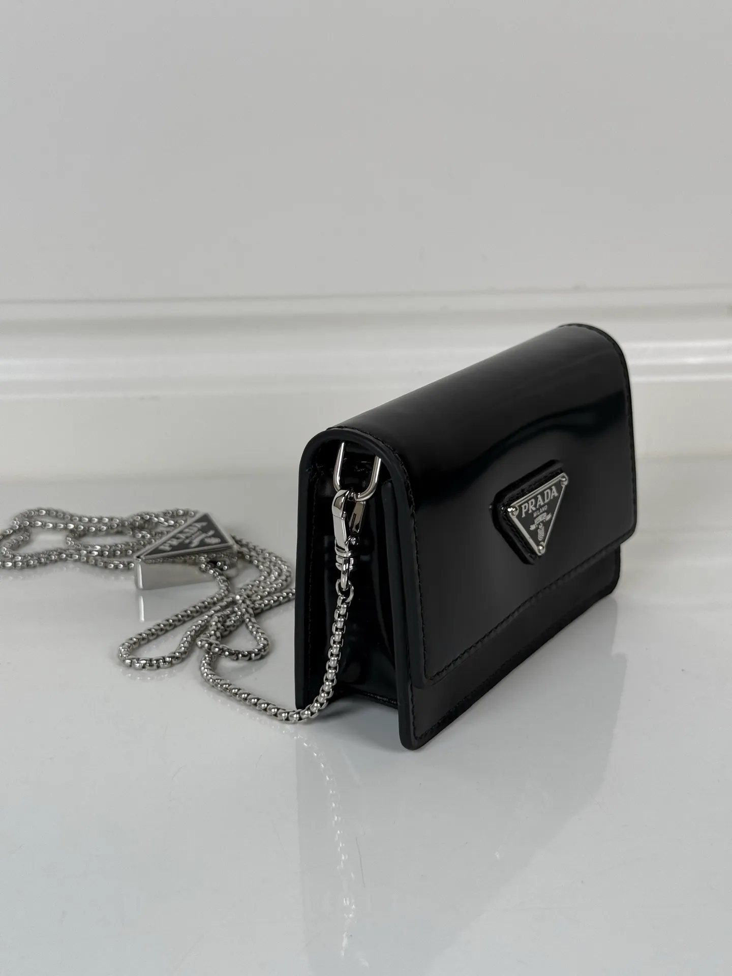 900💰P Home➡️Multi-functional mini backpack for women, model 1MR034, flip-top card holder with detachable Saffiano leather shoulder strap, metal triangular micro-mark decorating the front, size 11.5 x8 x2.5cm, two card slots inside, snap closure, in summer it is a mini backpack, in winter it can be turned into a small card holder by removing the shoulder strap, super practical and worth owning👍