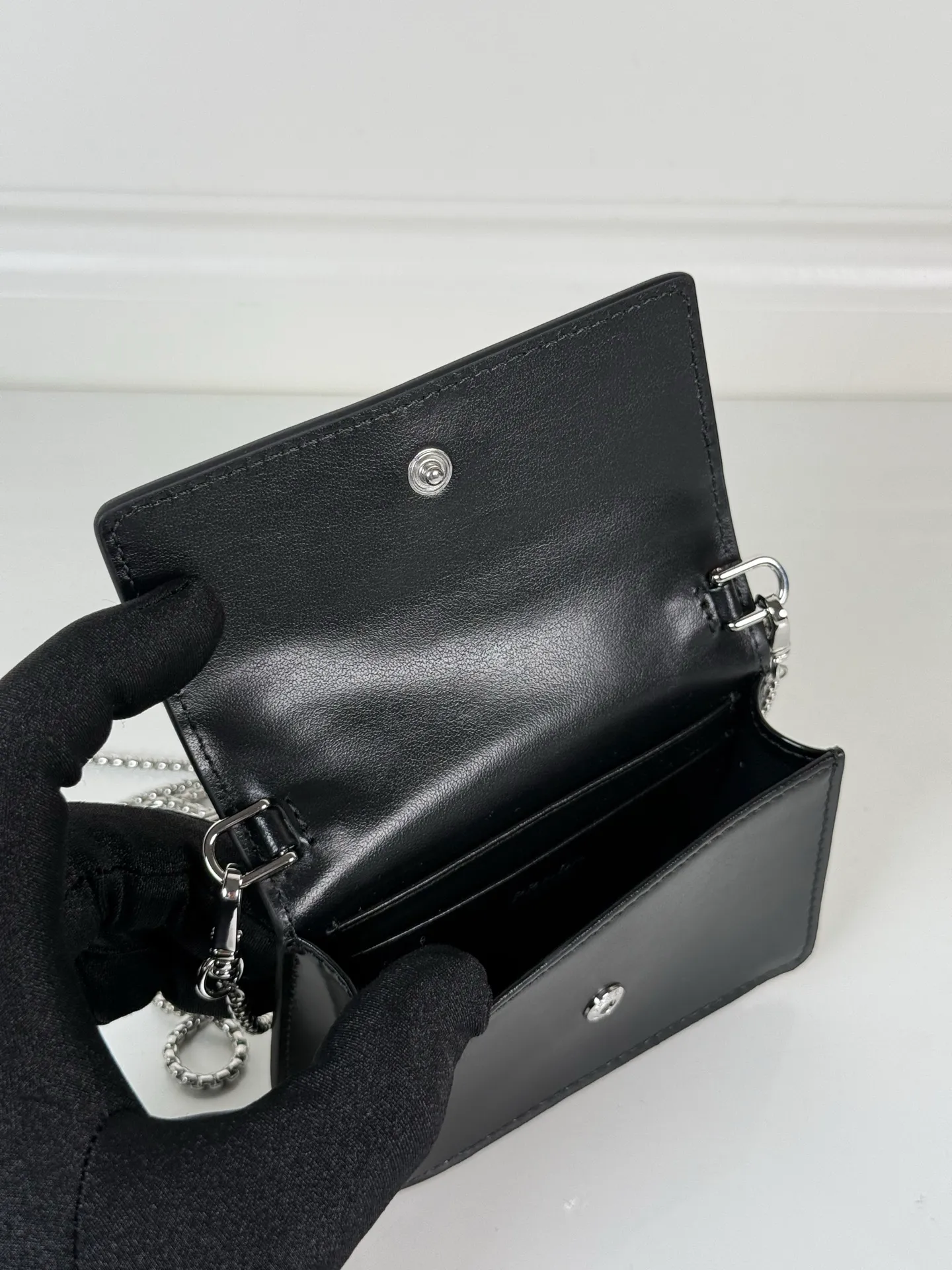 900💰P Home➡️Multi-functional mini backpack for women, model 1MR034, flip-top card holder with detachable Saffiano leather shoulder strap, metal triangular micro-mark decorating the front, size 11.5 x8 x2.5cm, two card slots inside, snap closure, in summer it is a mini backpack, in winter it can be turned into a small card holder by removing the shoulder strap, super practical and worth owning👍