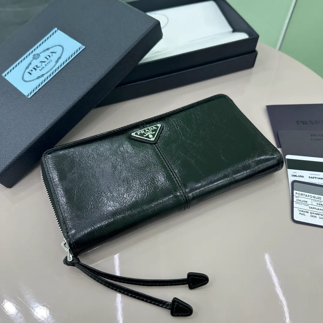 P640 [Top original order] PRADA's new single zipper wallet💼The latest style at the counter, simple and fashionable, synchronized with the official website, genuine development, model 2ML059, internal code 164 OEM code💋 This practical wallet is made of glossy leather. It has a large internal space, outlines smooth lines and classic geometric patterns, and highlights a refined and elegant modern style. It has 6 card slots, 2 receipt compartments, and 2 document pockets. 🏅️🏅️🏅️Size: 20cm*10.3cm