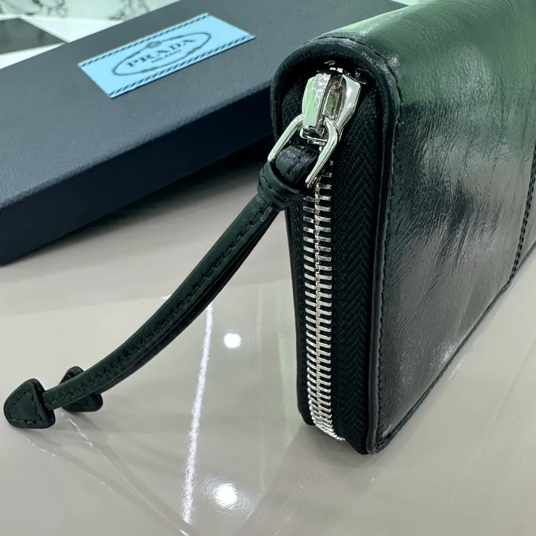 P640 [Top original order] PRADA's new single zipper wallet💼The latest style at the counter, simple and fashionable, synchronized with the official website, genuine development, model 2ML059, internal code 164 OEM code💋 This practical wallet is made of glossy leather. It has a large internal space, outlines smooth lines and classic geometric patterns, and highlights a refined and elegant modern style. It has 6 card slots, 2 receipt compartments, and 2 document pockets. 🏅️🏅️🏅️Size: 20cm*10.3cm